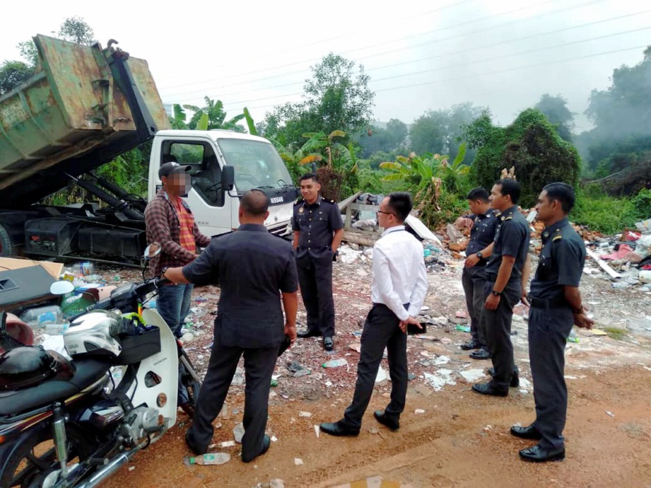 PEMANDU lori dicekup dalam operasi khas oleh penguat kuasa di Jalan Padang Japerun, semalam.