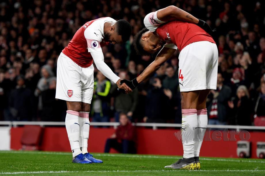 LACAZETTE (kiri) dan Pierre-Emerick Aubameyang meraikan gol ketika mengalahkan Newcastle di Emirates, awal pagi tadi. — FOTO EPA