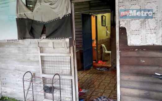KEADAAN rumah kampung yang dijadikan sarang pelacuran oleh dua wanita warga Vietnam.