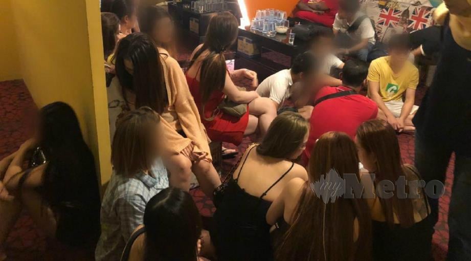 PELACUR dan lelaki warga asing serta dua lelaki tempatan yang ditahan dalam serbuan di hotel di Jalan Genting Klang, Kuala Lumpur, malam tadi. FOTO Jabatan Imigresen Malaysia. 
