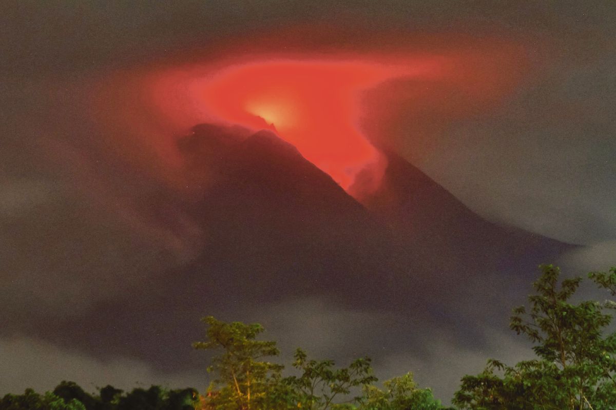 LAHAR mengalir di lereng gunung berapi itu. FOTO AFP 