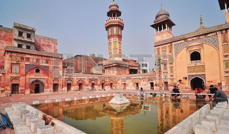 REKA bentuk binaan klasik Masjid Wazir Khan 