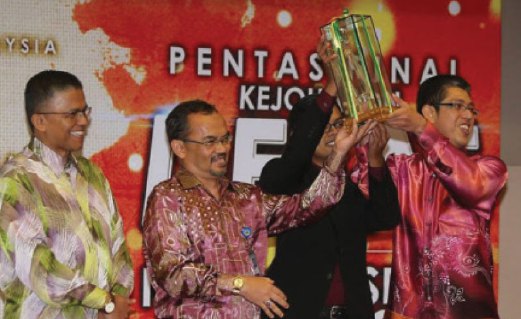 TIMBALAN Dekan Dr Arif Md Yusof, menerima Piala Naib Canselor disampaikan Musa (dua dari kiri).