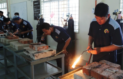 TIDAK wujud ketidaksamarataan taraf sijil atau diploma kerana kolej vokasional menyasarkan objektif berbeza dalam bidang pengajiannya berbanding institusi lain. - Gambar hiasan