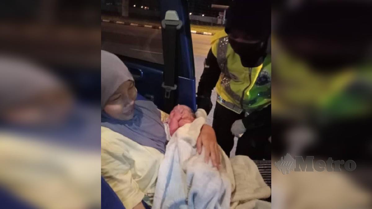 SEORANG wanita selamat melahirkan bayi perempuan di dalam kereta dengan bantuan dua polis wanita yang bertugas menjaga SJR. FOTO ihsan pembaca