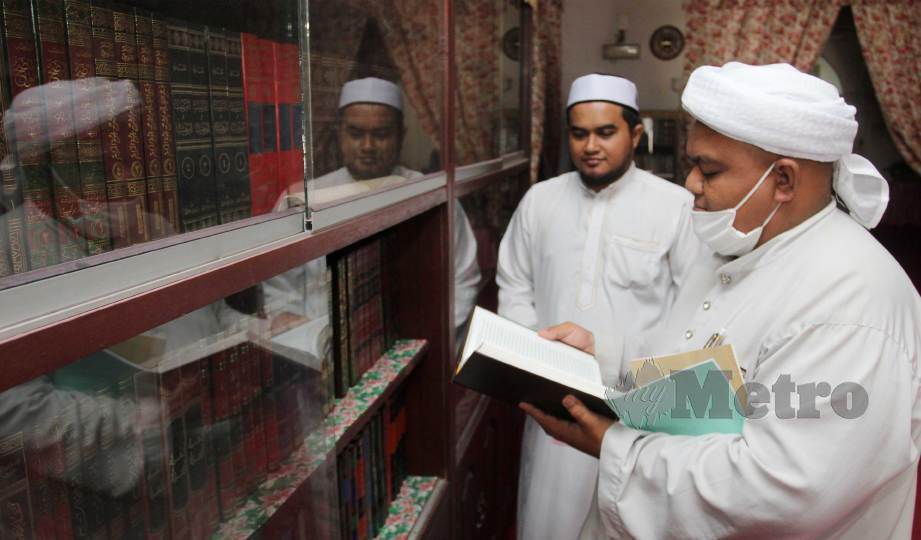 KOLEKSI buku Tok Guru Abdul Rahman Che Wan tersimpan rapi di Madrasah Ar Rahmaniah.  FOTO Nik Abdullah Nik Omar