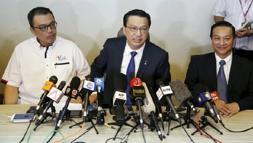 Datuk Seri Liow Tiong Lai  (tengah) ketika sidang media di Kuala Lumpur petang ini megenai serpihan pesawat yang ditemui di pantai Mozambique. - Foto REUTERS