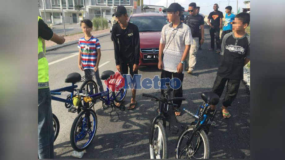 Sekumpulan remaja ditahan polis kerana menunggang basikal secara berbahaya. FOTO ihsan polis