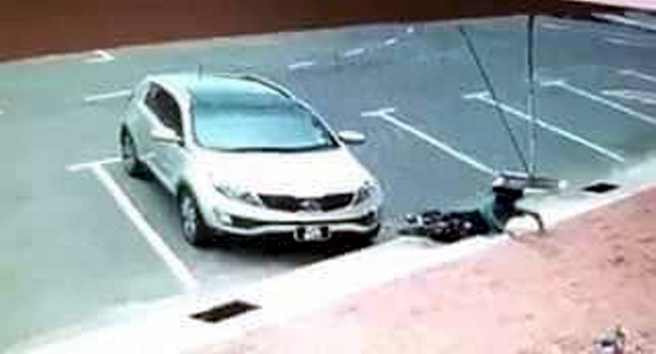Rakaman CCTV menunjukkan seorang kanak-kanak melanggar SUV di Bukit Baru yang tular di media sosial. FOTO ihsan pembaca