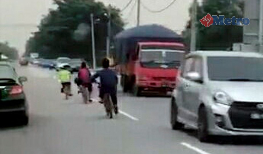 RAKAMAN video menunjukkan kumpulan kanak-kanak menunggang basikal lajak di tengah jalan raya tanpa menghiraukan keselamatan. FOTO NSTP