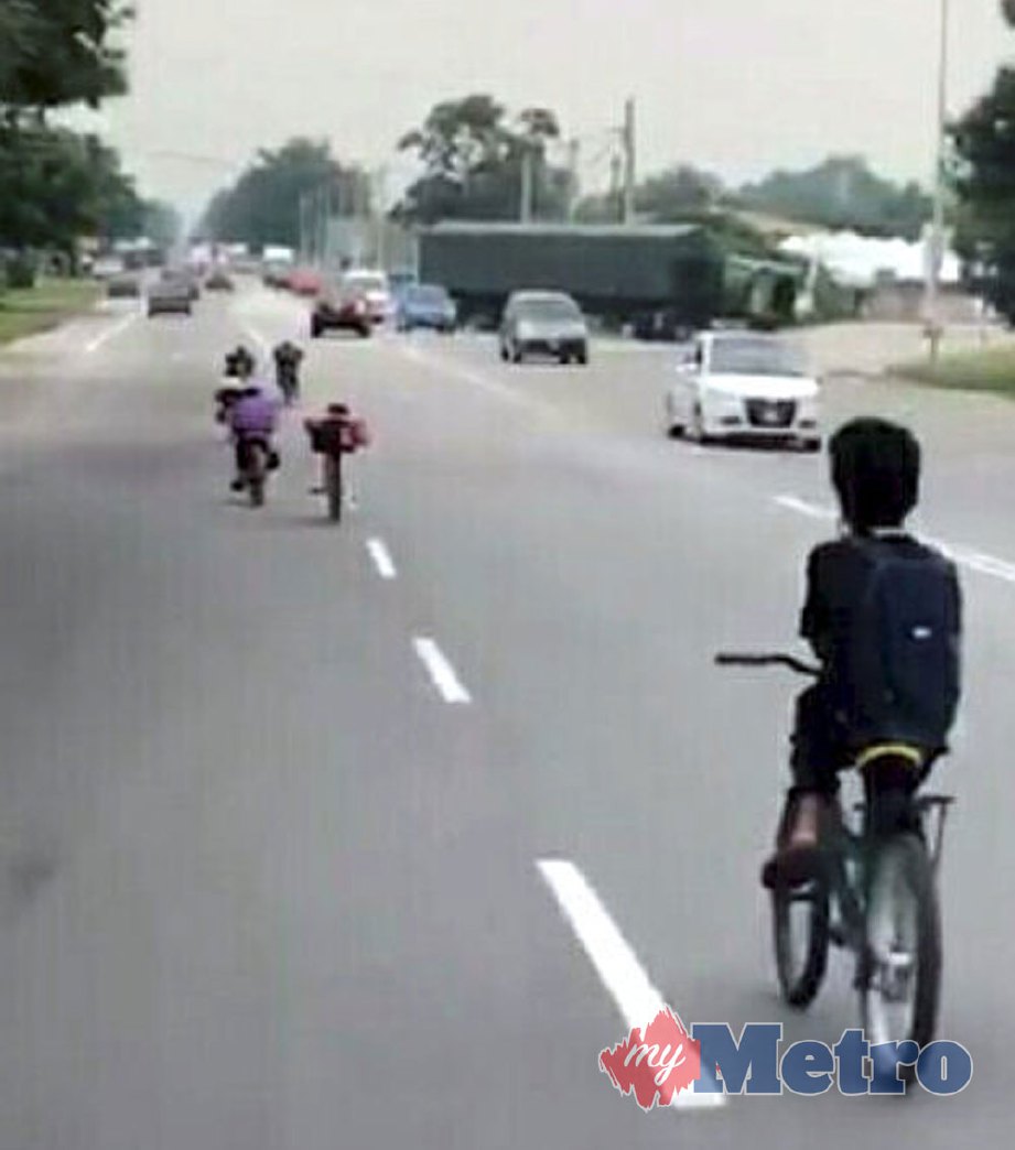 RAKAMAN video menunjukkan kumpulan kanak-kanak menunggang basikal lajak di tengah jalan raya tanpa menghiraukan keselamatan. FOTO NSTP