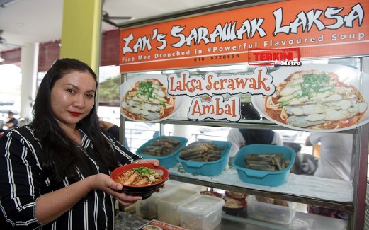 NOR Ryezan Raduan menunjukkan laksa Sarawak Ambal. Laksa jualannya dijual antara RM5 sehingga RM15 di gerainya yang terletak di Icom Square. FOTO Bernama