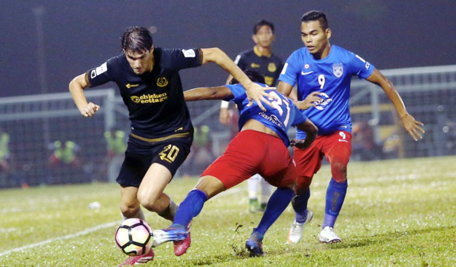FALCONE (kiri)  dapat melepasi pertahanan JDTII    dalam saingan Liga Perdana di Stadium Pasir Gudang Selasa lalu.  
