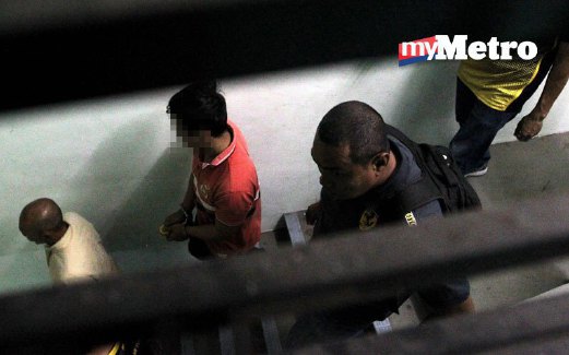  REMAJA terbabit ditahan anggota AADK dalam pemeriksaan   mengejut di asrama  di Bandar Baru Ampang.