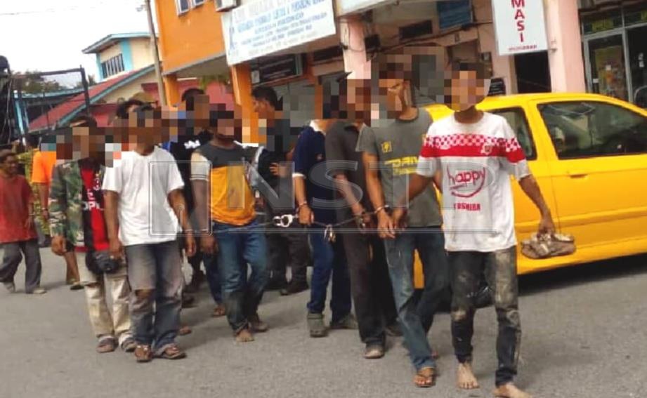 SEBAHAGIAN daripada 24 penagih termasuk seorang penjawat awam yang ditahan AADK dalam serbuan di Kampung Kuala Sala, Yan. -Foto IHSAN AADK