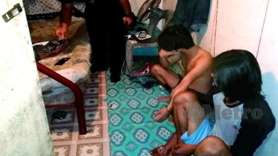 ANTARA individu ditahan polis dalam serbuan berkaitan dadah di sebuah rumah tidak bernombor di Kampung Kunak Jaya, Kunak. FOTO IHSAN IPD KUNAK