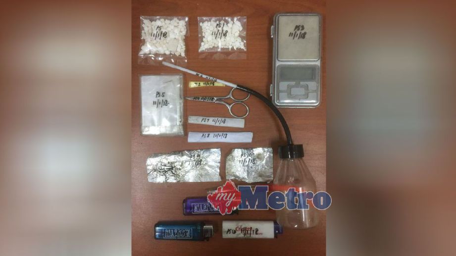 Dadah dan peralatan menghisap dadah yang dirampas daripada empat sekawan termasuk seorang wanita di Flat Ampang Jajar, Butterworth, malam tadi. FOTO ihsan polis
