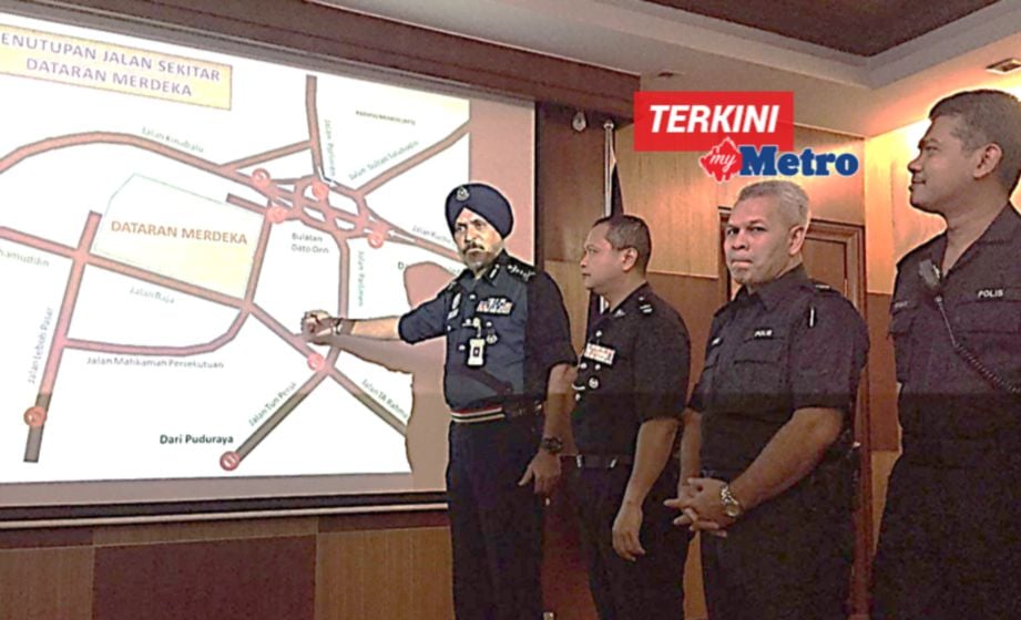 KETUA Polis Kuala Lumpur, Datuk Amar Singh Ishar Singh menunjukkan peta laluan yang akan ditutup. FOTO Hafidzul Hilmi Mohd Noor