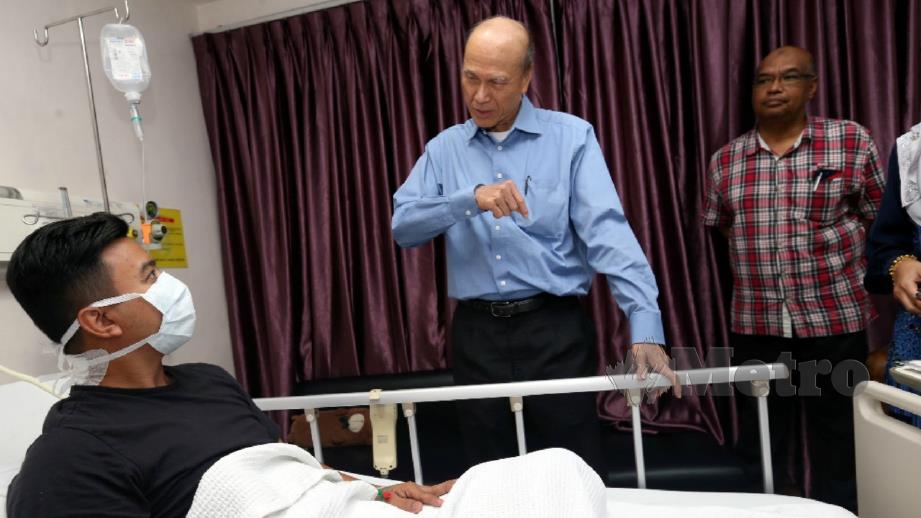 Lee melawat Mohd Azren yang mendapatkan rawatan di sebuah hospital swasta di Johor Bahru. FOTO Zain Ahmed