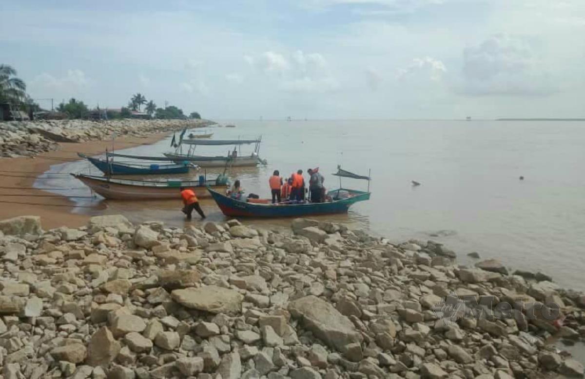 LIMA individu diselamatkan selepas bot gentian kaca dinaiki karam di di kedudukan kira-kira tujuh batu nautika dari Kuala Pahang, Pekan, semalam. FOTO APMM