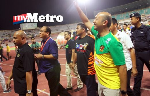 Mukhriz (kanan) ketika hadir menyaksikan perlawanan persahabatan Kedah menentang Sungai Ara FC di Stadium Darulaman, malam tadi. FOTO Sharul Hafiz Zam 