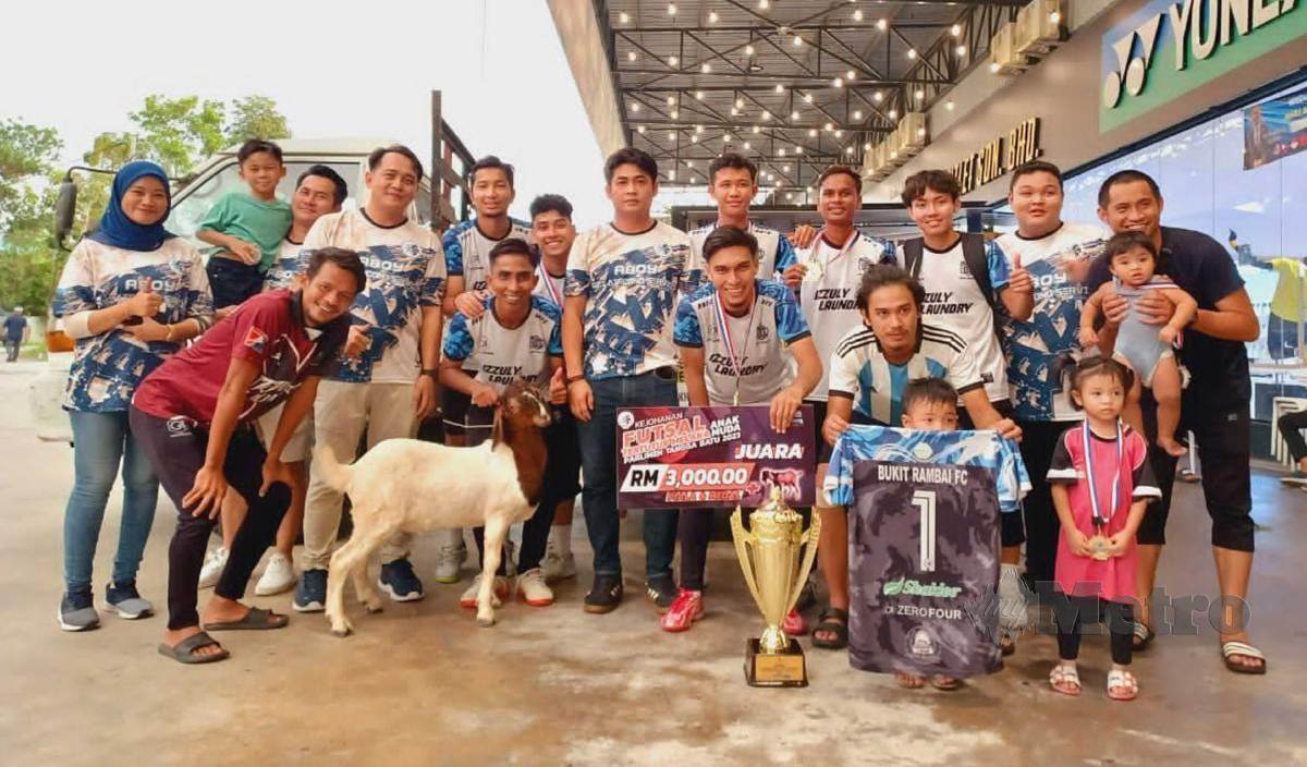 PASUKAN futsal Bukit Rambai FC bersama kambing yang dimenangi mereka selepas dinobatkan sebagai johan pada Kejohanan Futsal Tertutup Melaka Parlimen Tangga Batu 2023. FOTO Nuraliawati Sabri