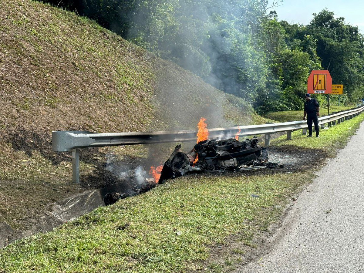 KEADAAN kereta Lamborghini yang terbakar selepas terbabit kemalangan. FOTO Ihsan IPD Bentong