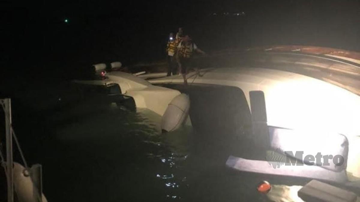 EMPAT kru diselamatkan selepas kapal persiaran hampir karam selepas akibat batu di perairan Pulau Lalang, Langkawi, malam tadi. FOTO ihsan APMM 