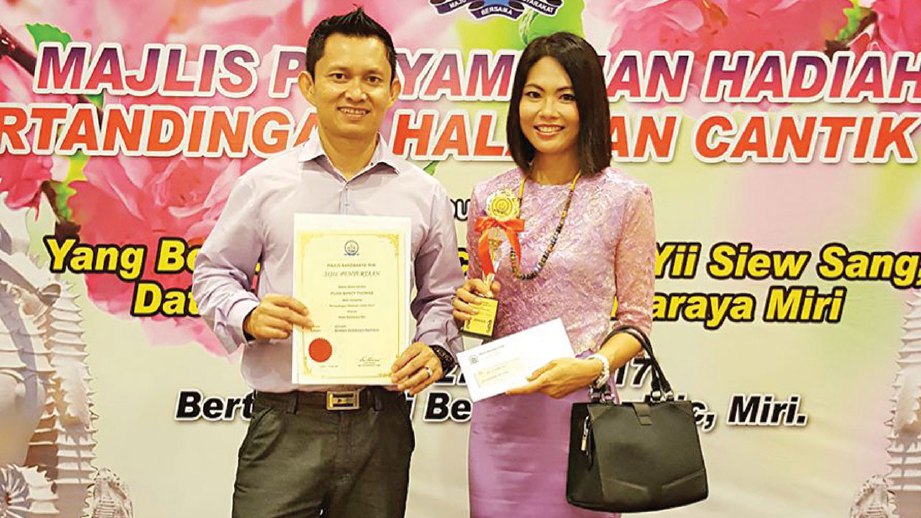 NANCY ketika menerima hadiah Johan Pertandingan Pertandingan Halaman Cantik 2017 anjuran Majlis Bandaraya Miri.