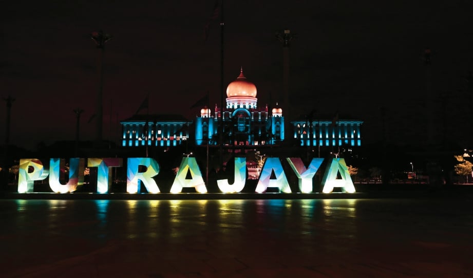 PEMANDANGAN dari tasik Putrajaya yang dilimpahi cahaya lampu biru.