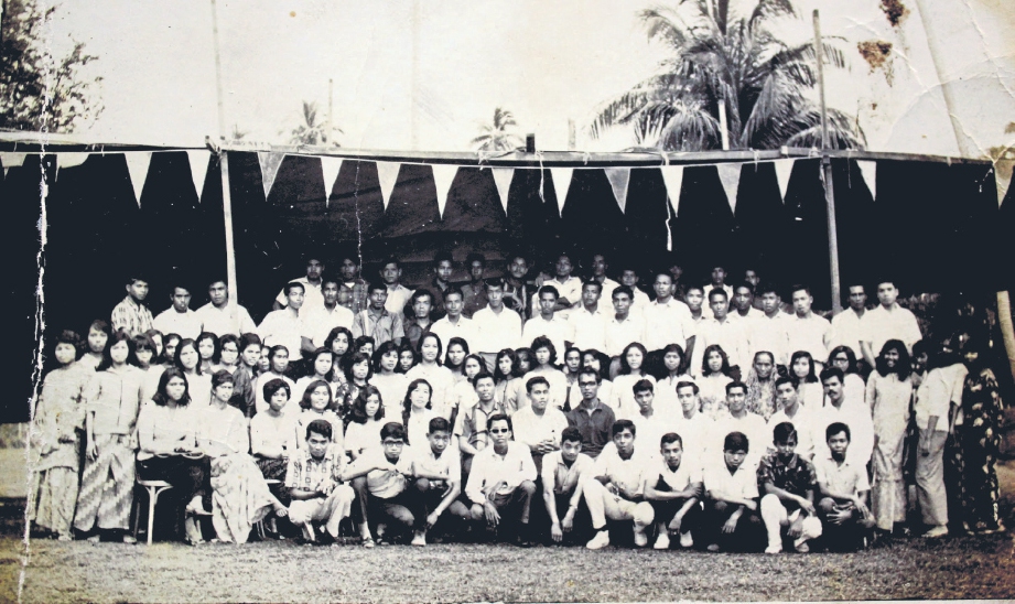 GAMBAR sebahagian daripada pelakon yang mengambil bahagian dalam persembahan pentas di Pesta Pulau Pinang di Padang Kota Lama sekitar 1960-an.
