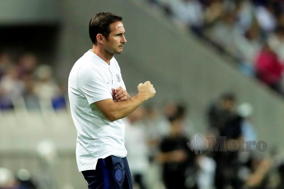 REAKSI Lampard selepas Chelsea menewaskan Barcelona di Saitama, malam tadi. — FOTO EPA