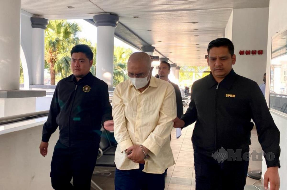 Pengerusi Koperasi Pembangunan Darulaman Kedah Berhad, Mazlan Hashim, 65, (tengah) didakwa di Mahkamah Sesyen atas dua pertuduhan rasuah dan satu pertuduhan pemindahan wang daripada aktiviti haram bernilai ratusan ribu ringgit. FOTO ZULIATY ZULKIFFLI