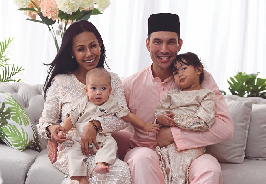 LANA Nodin bersama suami dan anak-anaknya. FOTO: Zunnur Al Shafiq