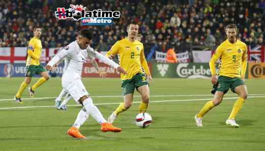 Oxlade-Chamberlain (jersi putih) meledak jaringan ketiga England menentang Lithuania. - PIX Reuters