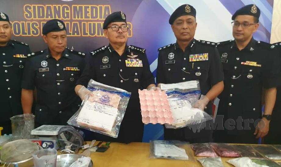 MAZLAN (tengah) menunjukkan dadah dirampas daripada suspek pada sidang media di IPK Kuala Lumpur, hari ini. FOTO Hafidzul Hilmi Mohd Noor