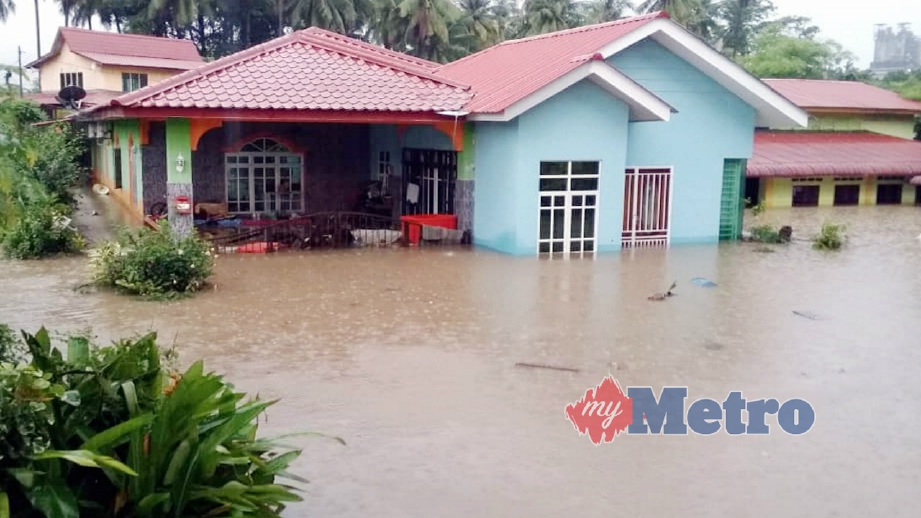 RUMAH penduduk di Kampung Teluk Yu, Langkawi yang dinaiki air akibat hujan lebat sejak petang semalam. FOTO Ihsan Telegram Laporan Kemalangan Langkawi