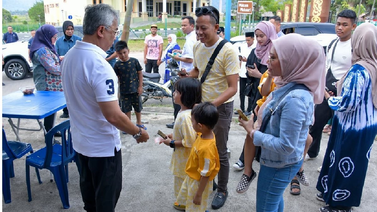 AGONG dan permaisuri menyantuni rakyat dan mengunjungi beberapa tempat di Langkawi, Kedah, hari ini. FOTO Ihsan FB Istana Negara