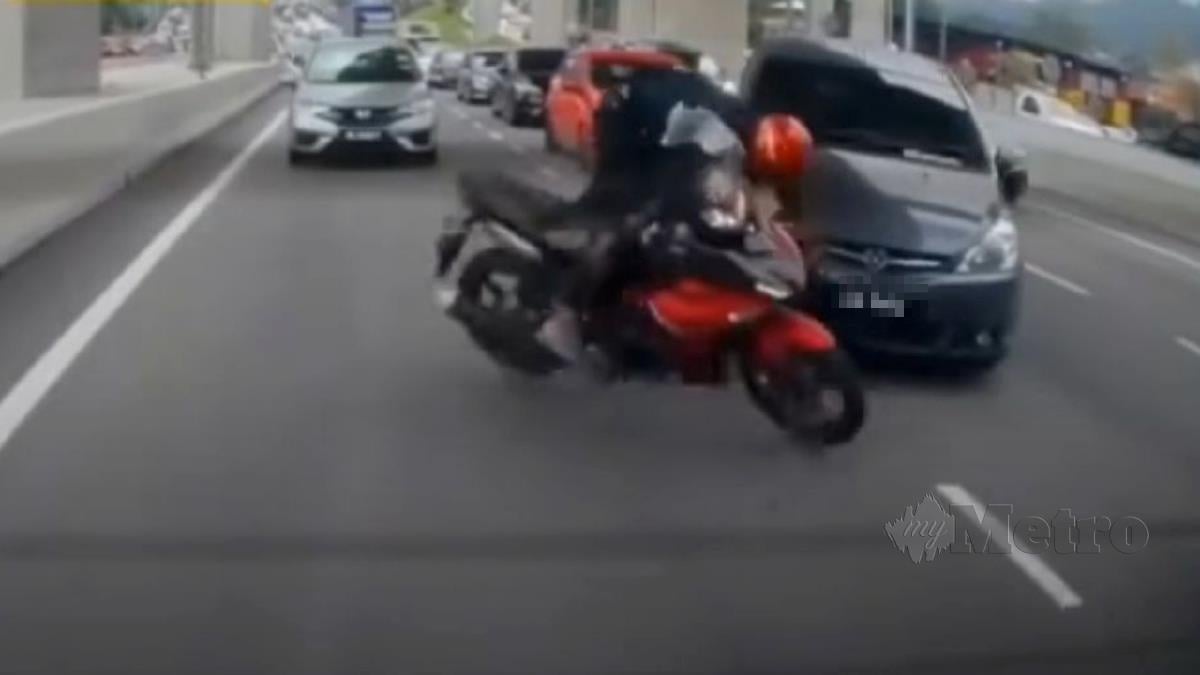 RAKAMAN video memaparkan sebuah Proton Exora melanggar lari motosikal Yamaha Y15ZR di MRR2, dekat Ampang, pada 28 April lalu, yang tular di media sosial, hari ini. FOTO Ihsan Pembaca.