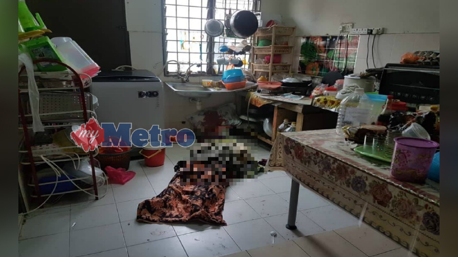 MANGSA ditemui terbaring dengan kesan tikaman di kepala di dapur rumah di Kampung RTB Bukit Canggang, Kuala Langat, hari ini. FOTO Ihsan PDRM