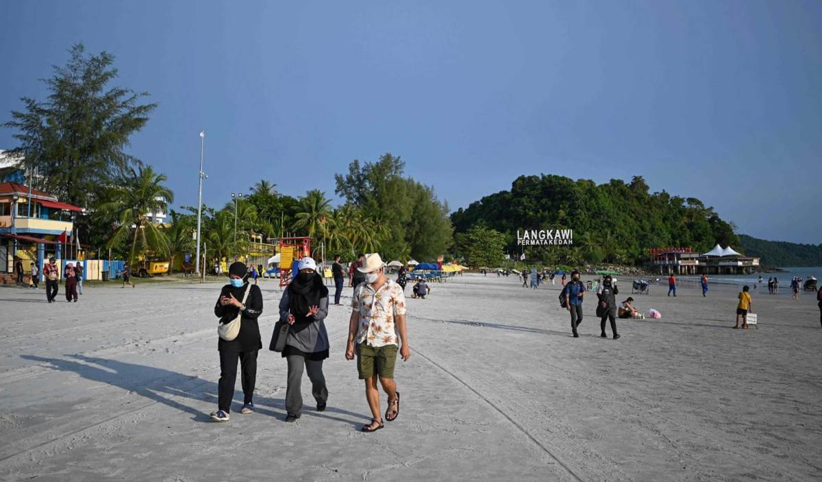 SETAKAT ini diunjurkan seramai 200,000 pelancong akan memasuki Langkawi menjelang penghujung 2021. FOTO AFP