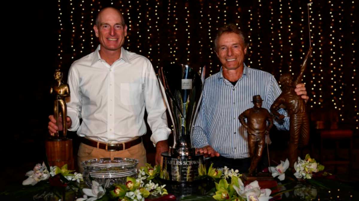 Jim Furyk (kiri) dan Bernhard Langer bersama trofi masing-masing. FOTO Bret Lasky/PGA TOUR