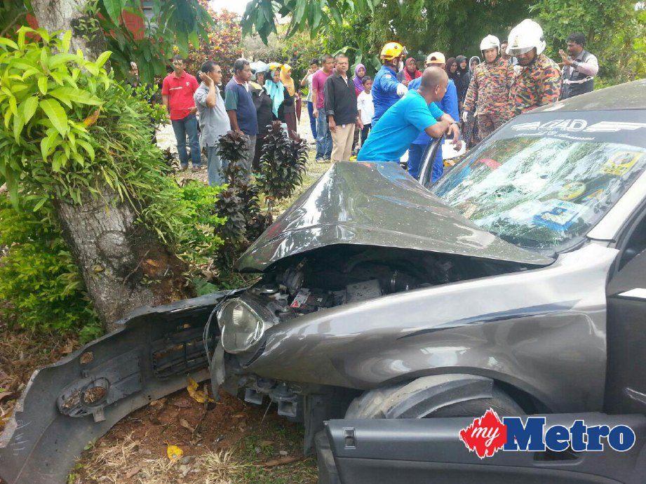 Keadaan kenderaan dinaiki budak lelaki dan ibu saudaranya yang remuk selepas terbabas dan merempuh sebatang pokok di Batu 9, Jalan Putra, Alor Setar, petang tadi. FOTO IHSAN JBPM Kedah