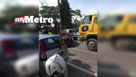 Keadaan tiga kereta yang rosak selepas terbabit dalam kemalangan di Jalan Kelibang-Padang Matsirat, Langkawi, pagi tadi. FOTO ihsan pembaca