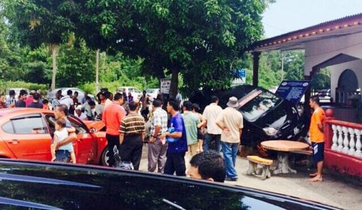 ORANG ramai melihat kemalangan  kereta Proton Gen 2 merempuh   kereta Produa Viva yang mencederakan dua mangsa.
