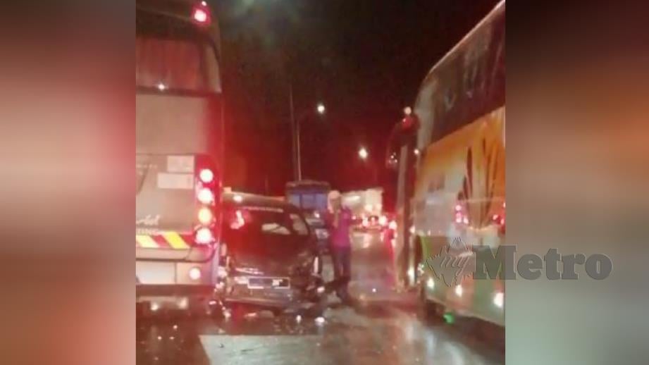 BAS persiaran serta kereta terbabit dalam kemalangan 11 kenderaan selepas terowong Genting Sempah menghala ke Plaza Tol Gombak, malam tadi. FOTO ihsan pembaca.