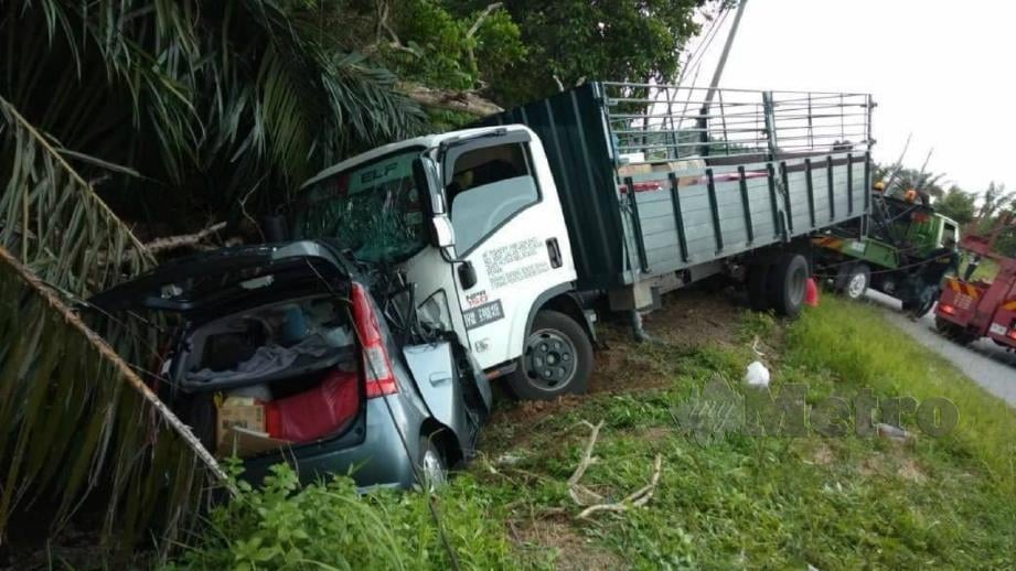 KEADAAN Perodua Viva dan lori yang bertembung  dan menyebabkan dua beranak terbunuh di Kampung Gajah, hari ini. FOTO Ihsan PDRM.