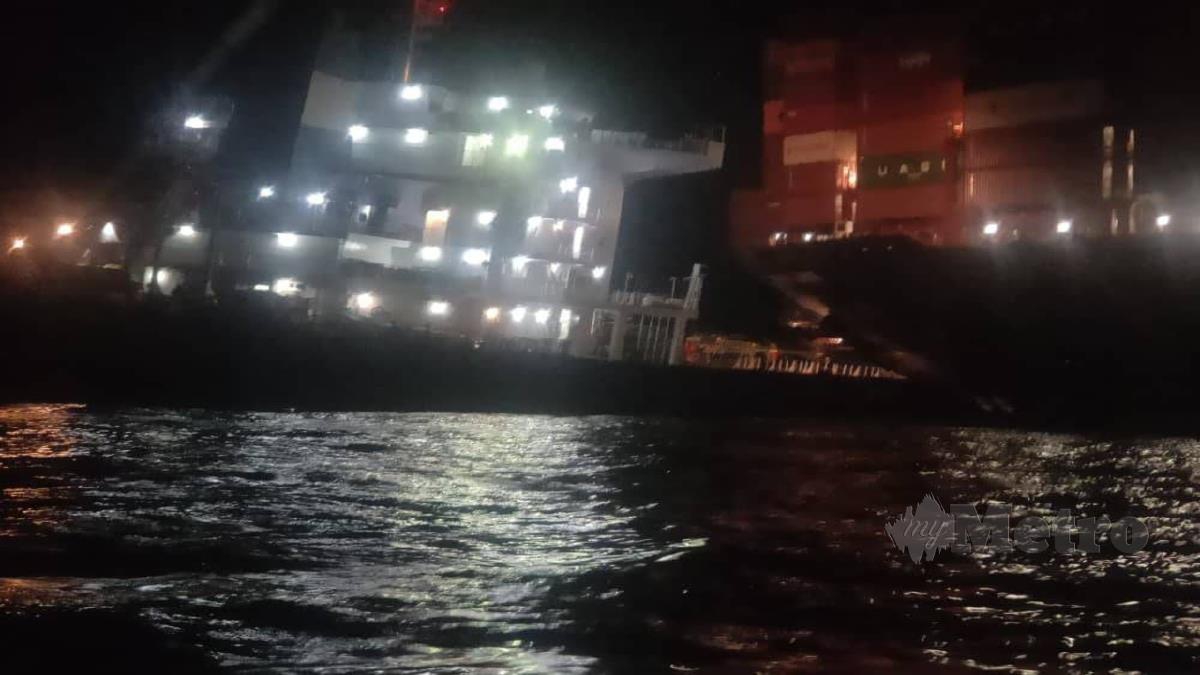 DUA kapal yang berlanggar namun tiada kemalangan jiwa. FOTO Ihsan Maritim Johor