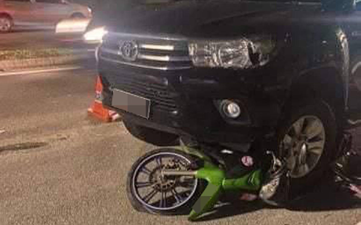 Penunggang maut selepas motosikal dinaiki dirempuh pemandu mabuk di Jalan Persiaran Lestari Perdana, Seri Kembangan, malam tadi. FOTO INSAN PEMBACA