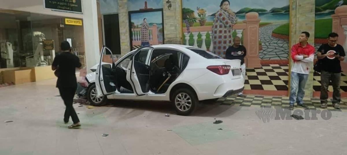 Sebuah kereta terbabas ke dalam perkarangan HPSF selepas pemandunya diserang sawan malam tadi. FOTO Alias Abd Rani